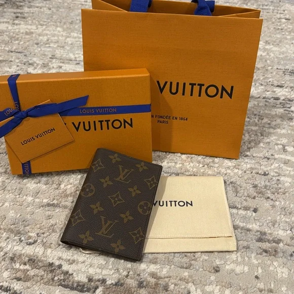Louis Vuitton passport cover - Picture 2 of 12